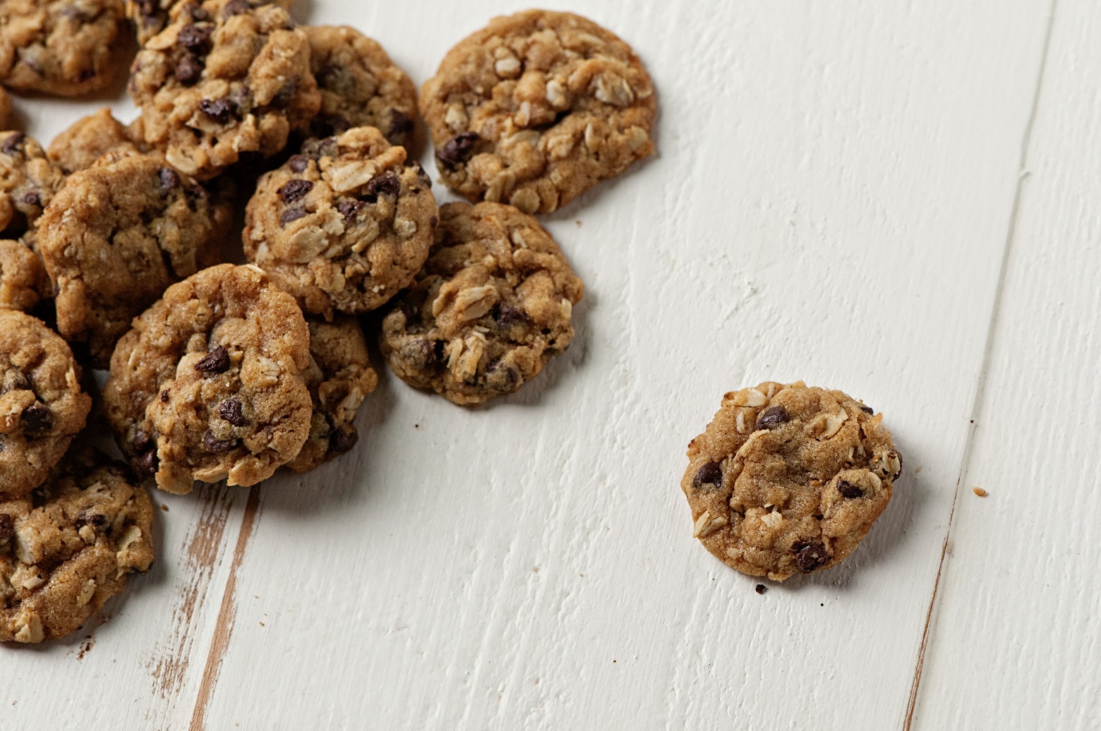 Pequeños lotes de mini galletas de avena con chispas de chocolate