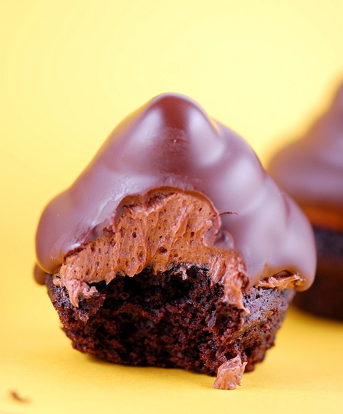 https://www.sweetrecipeas.com/wp-content/uploads/2023/03/Mini-Hi-Hat-Triple-Chocolate-Cupcakes-01.jpg